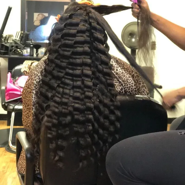 https://cdn.salonspotlight.com/photos/01CUNyFFaEJeeji1G7EX/ec44e079-8849-48fa-95fb-a634104cce70_720x720