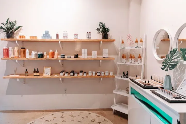 https://cdn.salonspotlight.com/photos/01f5jCvNyH8tgzCtw3ap/16c70bfc-89b6-4ee3-83d4-6a356e40488a_720x720