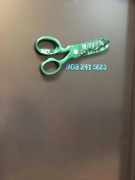https://cdn.salonspotlight.com/photos/03jGIwBryQ1zQ5izi6Dp/d11b4c35-cbea-4614-a2fb-170594344f2e_720x720