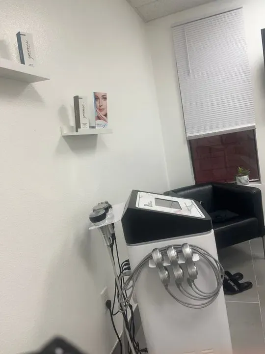 https://cdn.salonspotlight.com/photos/04nsmEywIKR4hz2vLLrY/89d078dd-531d-4a49-8480-b01b826cc040_720x720