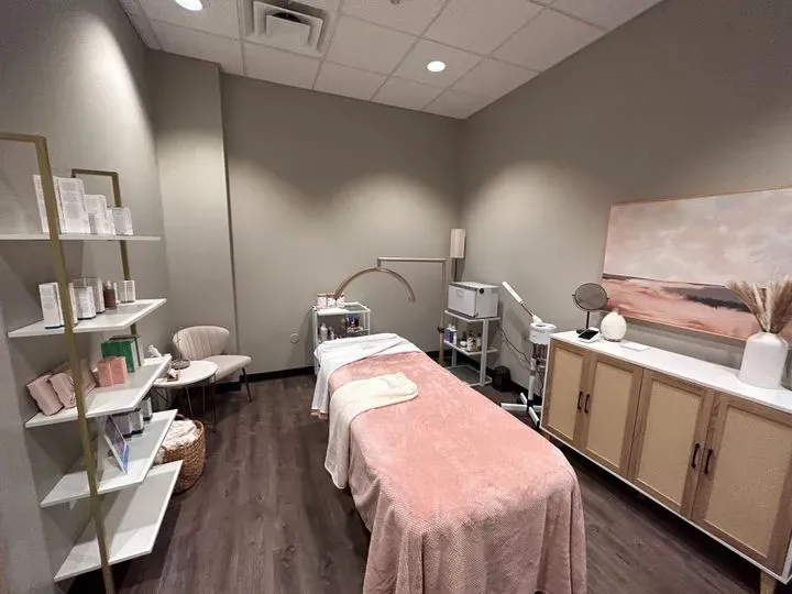 https://cdn.salonspotlight.com/photos/08puFW9BgdAjs5mkZGB2/f8dc2486-008f-4e83-8887-15db5cd08583_720x720