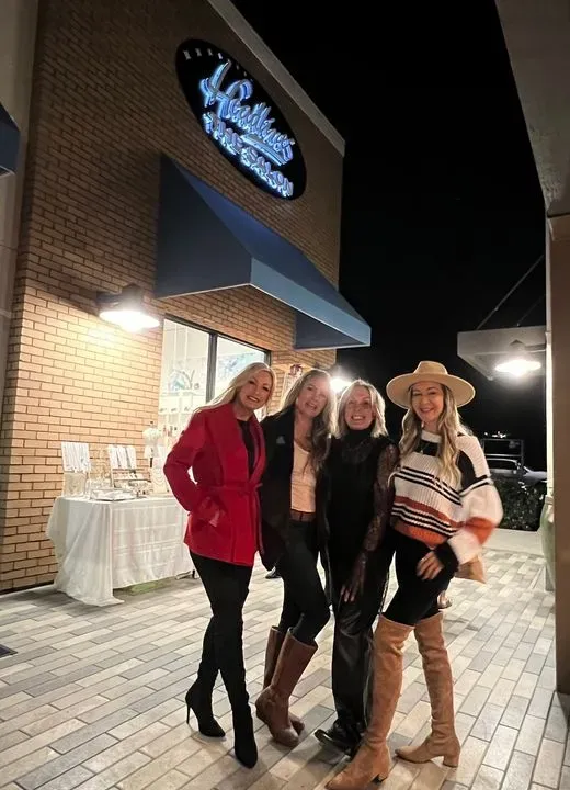 https://cdn.salonspotlight.com/photos/09h2YmBPq5H1onXciSOw/078ddda8-3233-42c6-b193-460cf7d9f5f2_720x720
