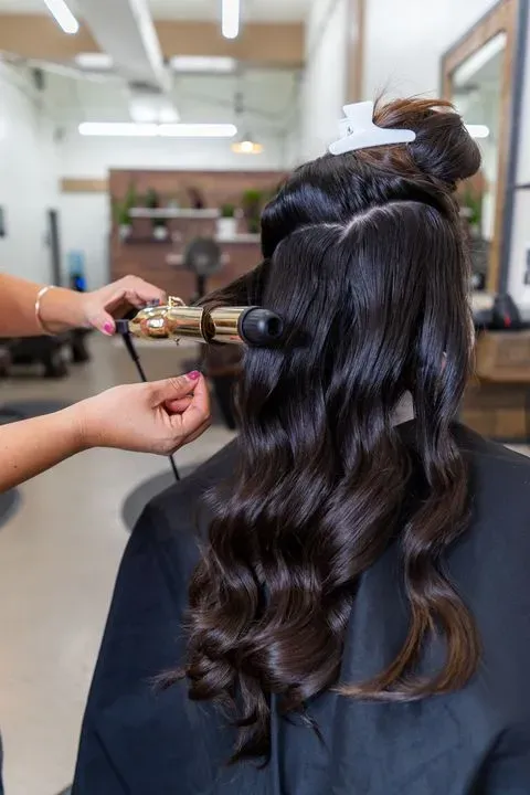 https://cdn.salonspotlight.com/photos/09k3kUQkuRQYOCTi2Yx3/7e5a35a7-ad4b-4334-9edd-3e4245531714_720x720