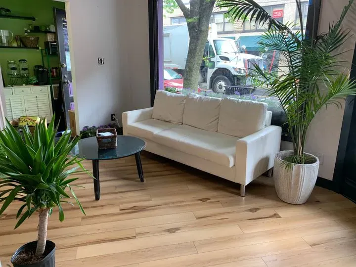 https://cdn.salonspotlight.com/photos/0F1gsGtVVSuT8azamB6R/3a940bae-fd91-415e-a1e0-344a9854e886_720x720