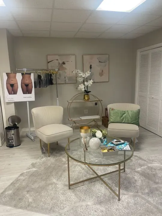 https://cdn.salonspotlight.com/photos/0G1HxEw2CVwoY8bBM6Jj/2a2c7866-5b6a-4c97-8287-fe1696d749f5_720x720