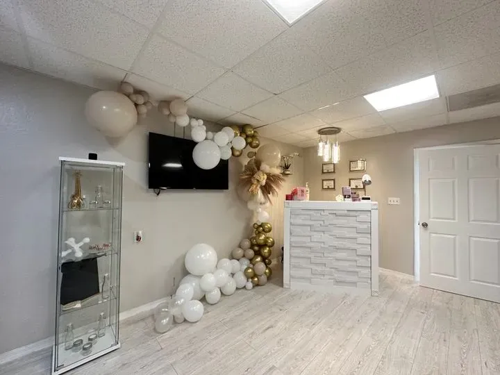 https://cdn.salonspotlight.com/photos/0G1HxEw2CVwoY8bBM6Jj/99bd8fab-cb70-4565-8aa4-8a260e8a92e2_720x720