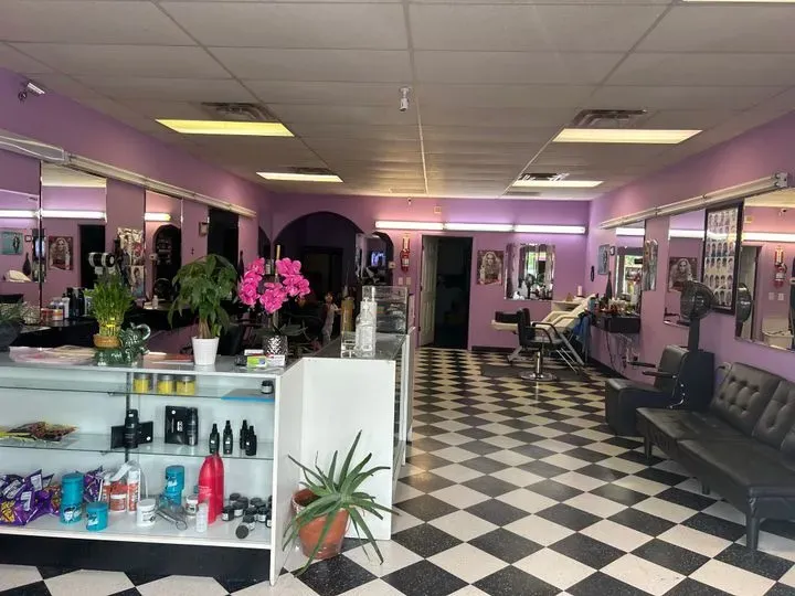 https://cdn.salonspotlight.com/photos/0G8XWajn3TCkAdsKDcby/800c07b9-bfb2-478b-a02e-7760921bb360_720x720