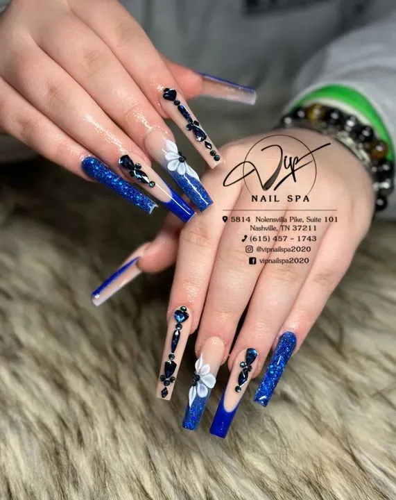 https://cdn.salonspotlight.com/photos/0JUKBCdL8NKB2doY3jru/91ed15f7-ddc5-4a8b-a029-1dc4aac4e629_720x720