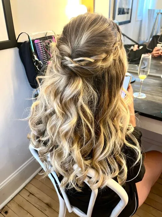 https://cdn.salonspotlight.com/photos/0Jk1SmMkgn9LIujzbApx/f208ae38-934a-47c0-9950-d485659e6c2d_720x720