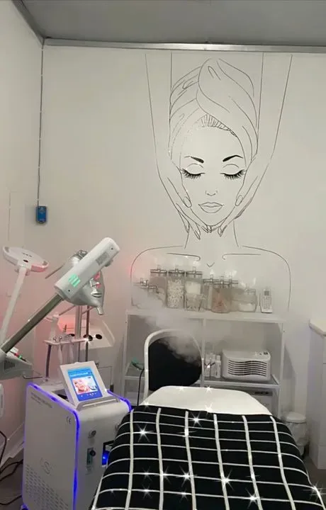https://cdn.salonspotlight.com/photos/0L4N9qZv37KoESrx1MGm/d501de52-6225-4ae5-8b6e-1601eab9889d_720x720