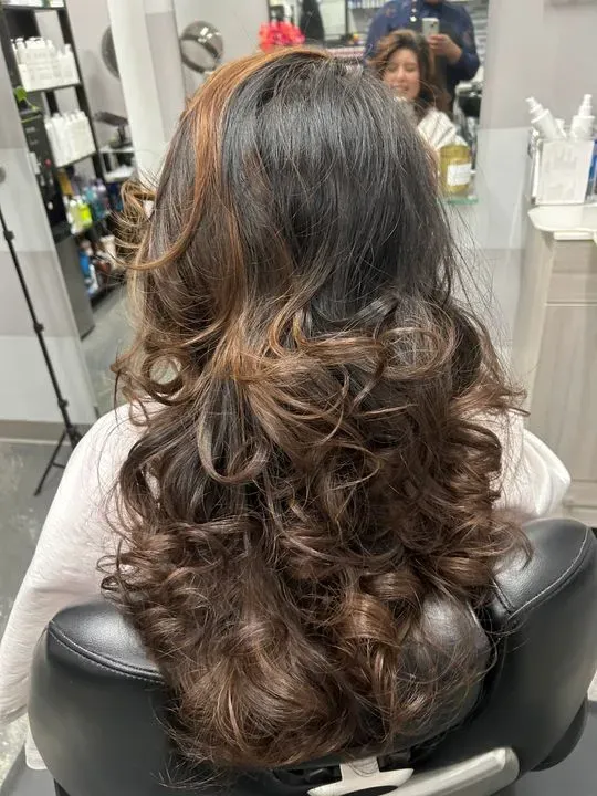 https://cdn.salonspotlight.com/photos/0NrDc1uQYiMRf3nIWCLf/bee12c6f-7f1c-45b5-a5dd-684e6ef25beb_720x720