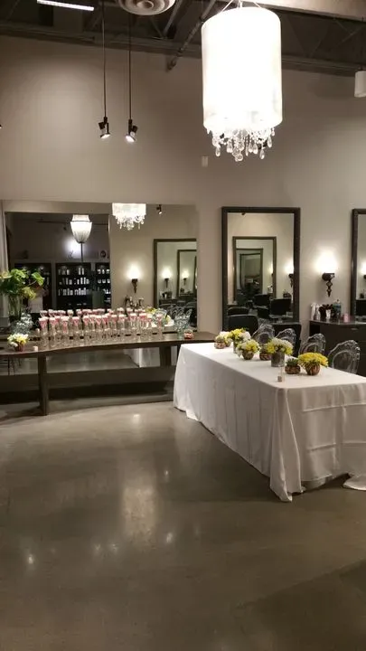 https://cdn.salonspotlight.com/photos/0Q6GuxkhLrx5xUtLhSXl/d90d5b4e-8352-4cb5-8420-d7520eecd24c_720x720