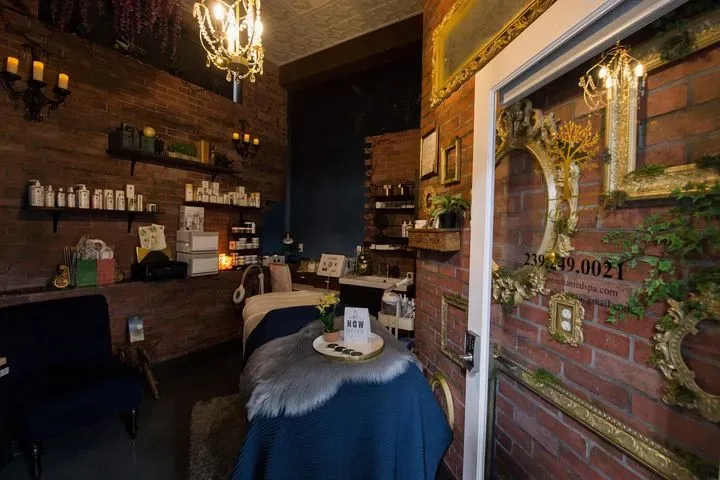 https://cdn.salonspotlight.com/photos/0QEhy5xOPoDdoQHZ2ceA/4d087e6e-66a9-475e-baf4-89816bed450d_720x720