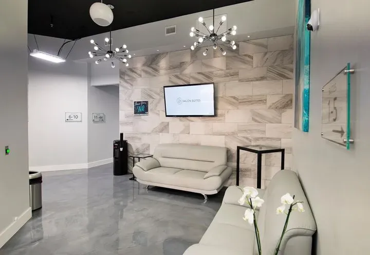 https://cdn.salonspotlight.com/photos/0QEhy5xOPoDdoQHZ2ceA/c8bcdb45-f653-40d3-9a9e-f43ddede736b_720x720