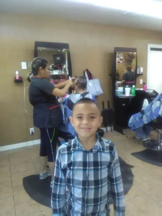 https://cdn.salonspotlight.com/photos/0RSqtqtYbsSfTzvmWH2g/32242732-1eca-49c7-9f78-2bf1696cc5b5_720x720