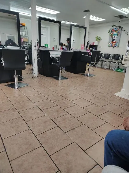 https://cdn.salonspotlight.com/photos/0RSqtqtYbsSfTzvmWH2g/e8c1d209-969d-4e26-bc6a-3e7437558fc3_720x720