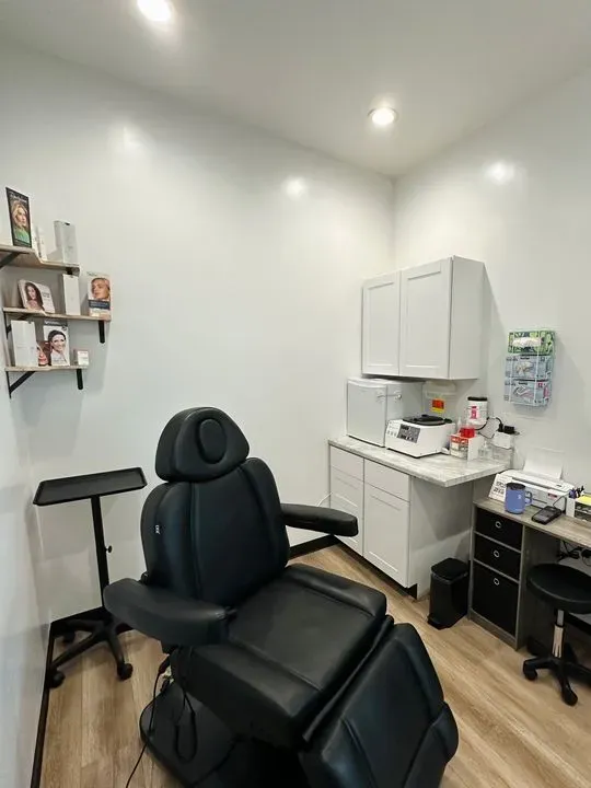 https://cdn.salonspotlight.com/photos/0SY7kUUNMmXVdxHthd8N/0756a85d-3ac5-47e4-94a0-03e7d8a60742_720x720