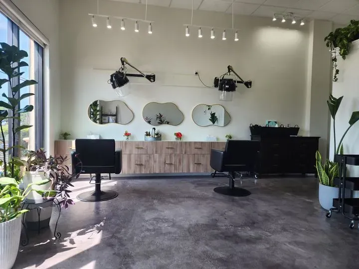 https://cdn.salonspotlight.com/photos/0SmqcCY0745Qdl5HBSKT/19285e66-d748-46bd-b336-3c995cac03ba_720x720