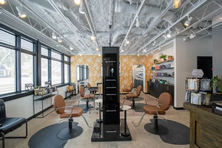 https://cdn.salonspotlight.com/photos/0X6fToiw9OAK6JRiAOTZ/3c77e6a6-4cc1-495b-917e-af1750b61ec3_720x720