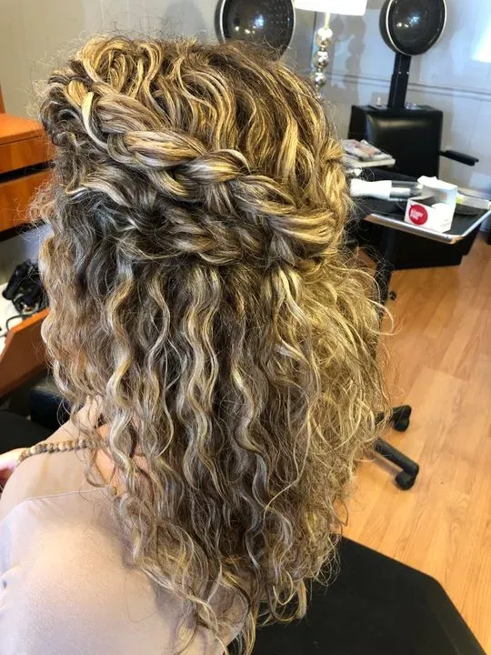 https://cdn.salonspotlight.com/photos/0ZEnaNEWOXev3kYXshew/46013119-9e95-4419-9f77-126fa52b6e03_720x720