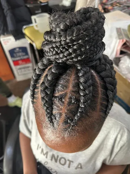 https://cdn.salonspotlight.com/photos/0ZPaIeokZ9VLjpLVdtkM/1c41ae23-91f5-4865-bb56-532c3641aeb9_720x720