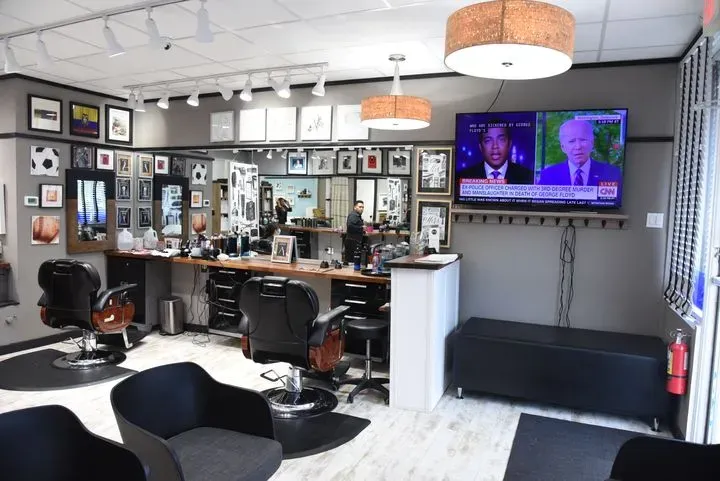 https://cdn.salonspotlight.com/photos/0dYtgtcVef7NPRzzfixE/f381a146-3f87-49d7-b65c-98ed0c0bafbe_720x720