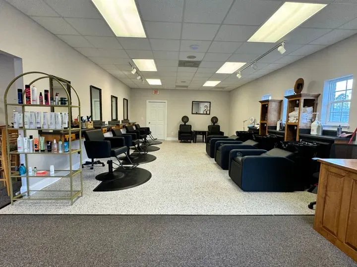 https://cdn.salonspotlight.com/photos/0eHHY7VjZn9UkODbJplA/7e58a43f-f21d-4ce4-bff0-3a272e2bfa19_720x720