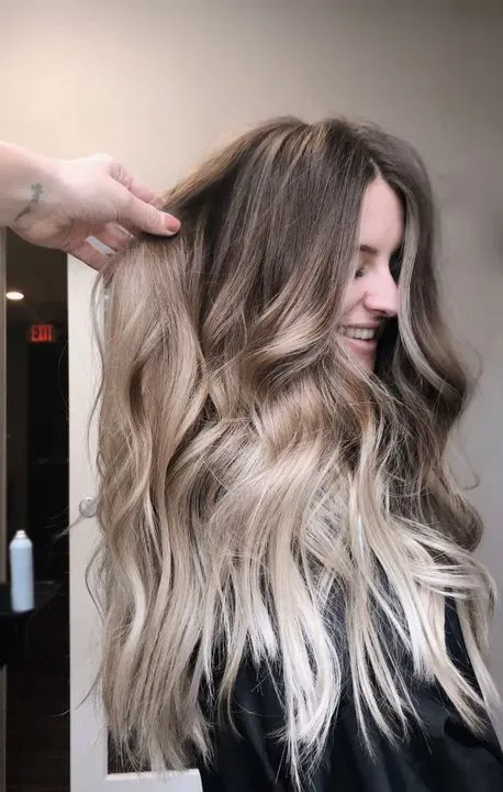 https://cdn.salonspotlight.com/photos/0f8STg3aVwF2qKakU03n/958dfd1a-7c6f-4939-b58e-07a41de3df59_720x720