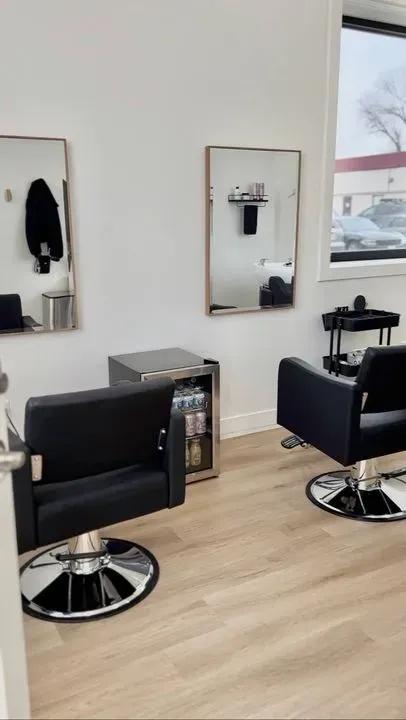 https://cdn.salonspotlight.com/photos/0fb9k31HV2pP9iz7pkBK/fc799f69-2462-482e-bcf4-b0c557f26182_720x720