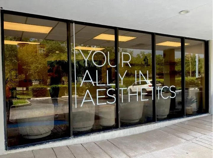 https://cdn.salonspotlight.com/photos/0fnXiw0X2e1ZRSR1ml7F/54e9dc56-6ea6-4381-9035-c63cb3b84ecc_720x720