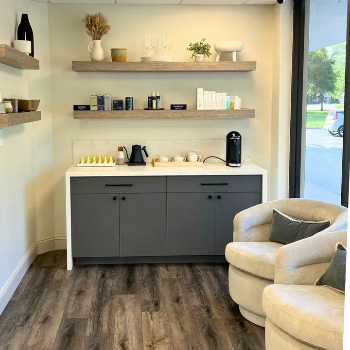 https://cdn.salonspotlight.com/photos/0fnXiw0X2e1ZRSR1ml7F/649f2588-1e11-4fff-a719-f92e6bce826f_720x720