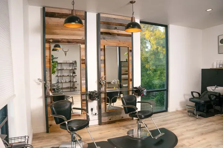 https://cdn.salonspotlight.com/photos/0hjhUENLRUQZn7JTmHqx/0c6bdfcc-055b-4130-87b8-0fd1af56b373_720x720
