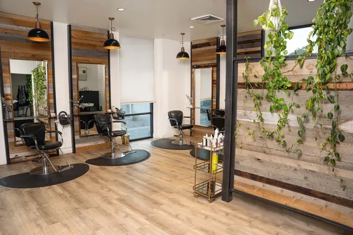 https://cdn.salonspotlight.com/photos/0hjhUENLRUQZn7JTmHqx/f1e9530f-45c9-4515-8506-0fc945519023_720x720