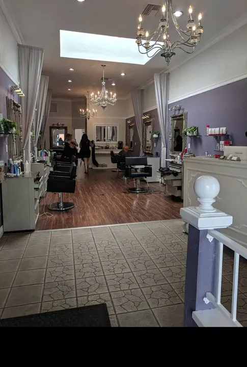 https://cdn.salonspotlight.com/photos/0iNeqVIsLO7RGuvRMzwc/fedff7eb-3d85-4a27-86a6-9758fdbfb893_720x720