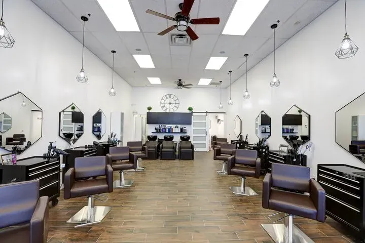 https://cdn.salonspotlight.com/photos/0it7swqqKFe8P834rpi8/1ed97758-ec67-4bac-aef3-633a18d68305_720x720