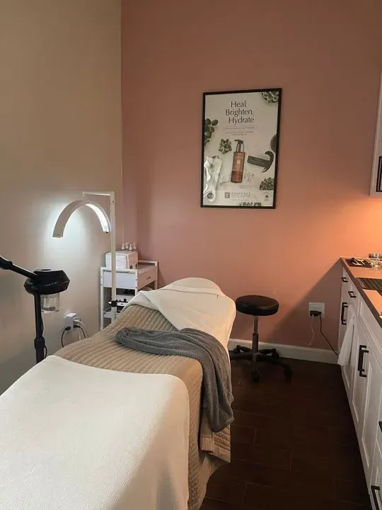 https://cdn.salonspotlight.com/photos/0it7swqqKFe8P834rpi8/4e15b5d4-9bb6-4236-bda5-7dc44d51ca24_720x720