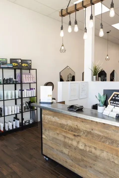 https://cdn.salonspotlight.com/photos/0it7swqqKFe8P834rpi8/7906515c-1782-41ec-a8e8-d9e9ce091572_720x720