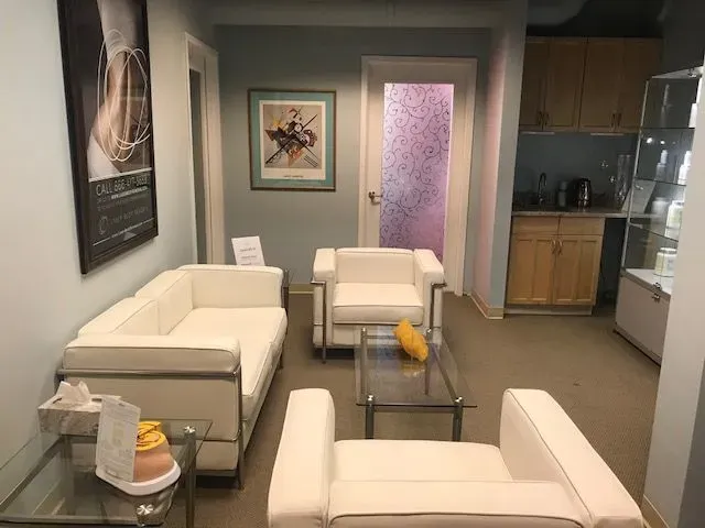 https://cdn.salonspotlight.com/photos/0jeUvL4edKByAT2REvsE/d5b30884-79a3-45c6-b4fe-919da37f1ce0_720x720