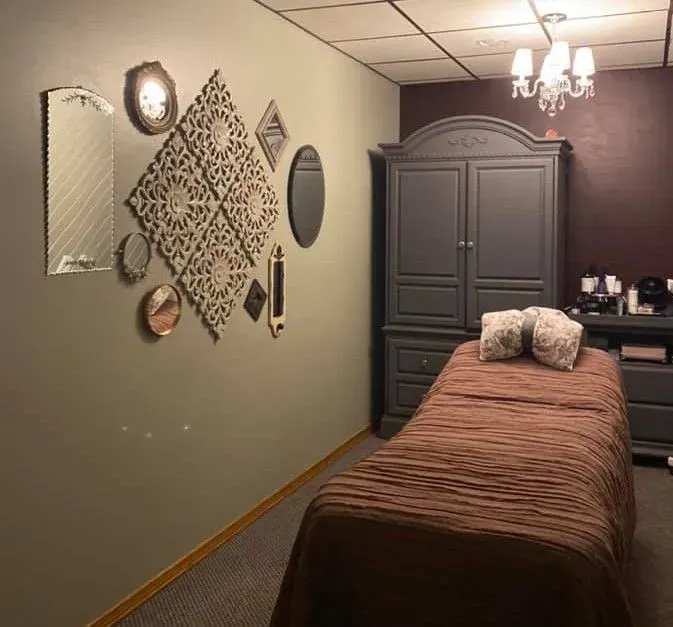 https://cdn.salonspotlight.com/photos/0mGb9WmNof9PCutVrJEj/47550867-aaa9-46aa-a551-20c18b8ca820_720x720