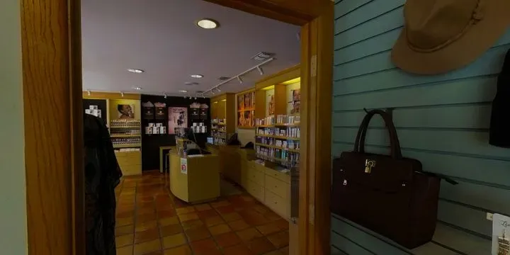 https://cdn.salonspotlight.com/photos/0mv7afltyznk5ogkkKDT/6dc0e85a-8358-4042-ba09-fd900702680c_720x720