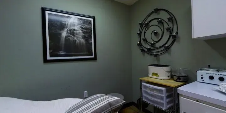https://cdn.salonspotlight.com/photos/0mv7afltyznk5ogkkKDT/7430c19f-8a06-4553-ac86-7220a26a22b6_720x720