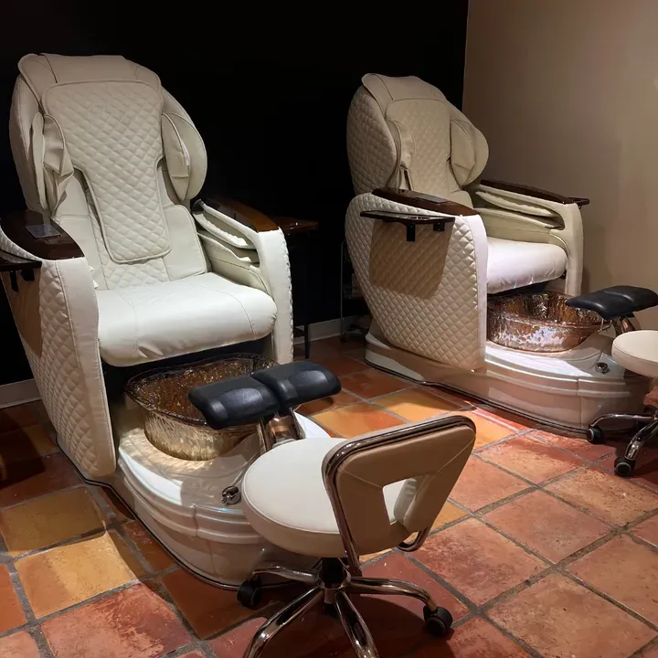 https://cdn.salonspotlight.com/photos/0mv7afltyznk5ogkkKDT/e7be8353-4daf-4187-93e6-cf86b3f14e02_720x720