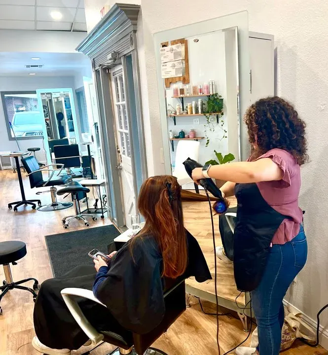 https://cdn.salonspotlight.com/photos/0o3dgfZZiJ8NIAGkpjh0/1ad07931-4c1a-44c6-8484-669dd761af5a_720x720