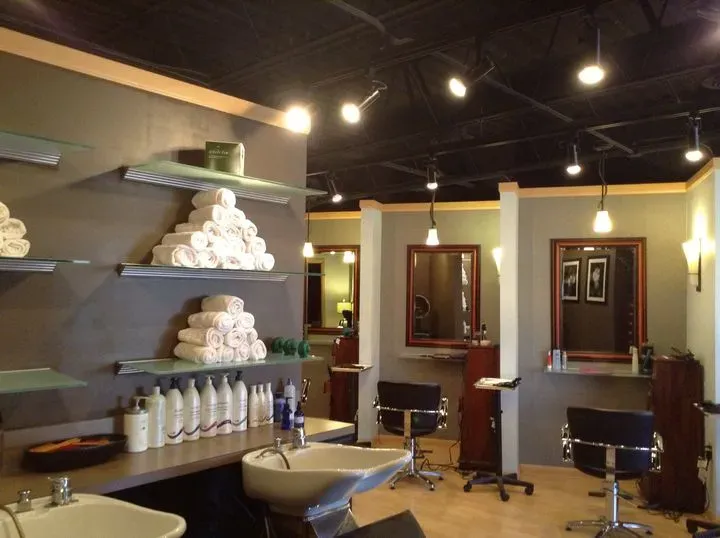 https://cdn.salonspotlight.com/photos/0ohMhpKANrCN3AIa3HQt/e5d57d24-cbd3-4efa-a8fb-3625aeab9473_720x720