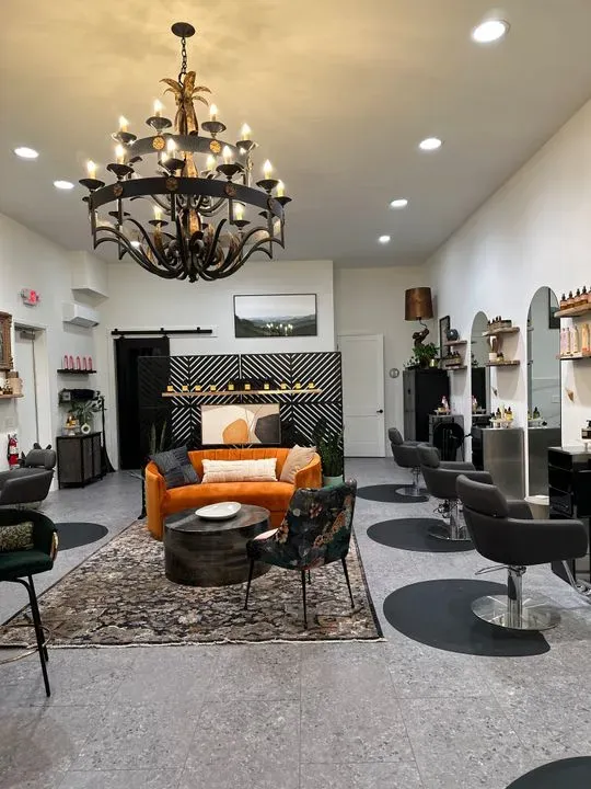 https://cdn.salonspotlight.com/photos/0orGHfufEdwZnGrXCP0n/bb52063c-391e-45ed-9ec4-41fdccc5b494_720x720