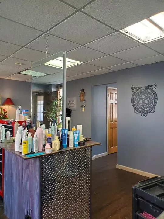 https://cdn.salonspotlight.com/photos/0qv2dtMr0S8yhm5vvNzY/2b629a09-720c-4da2-8e34-41b654d98109_720x720
