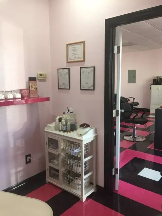 https://cdn.salonspotlight.com/photos/0shA9ZjeorweW6lwX6Ju/5093cbaf-8d42-49e4-a0b4-bc54cf86a9c2_720x720