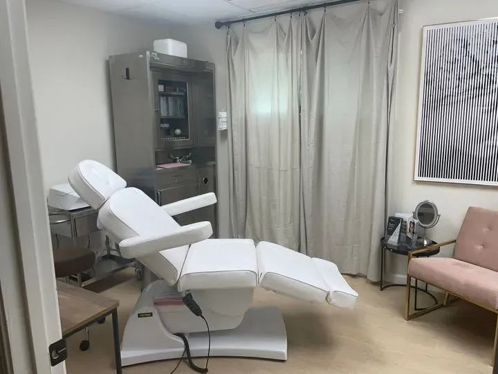 https://cdn.salonspotlight.com/photos/0u8nnPxOkm9a3uZjomf0/1edd04c3-0679-4425-a9c4-c8f9ec93c1ec_720x720