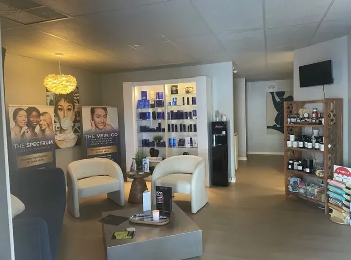 https://cdn.salonspotlight.com/photos/0u8nnPxOkm9a3uZjomf0/c3bfde0f-1691-4411-9f09-f2bdf14a276c_720x720