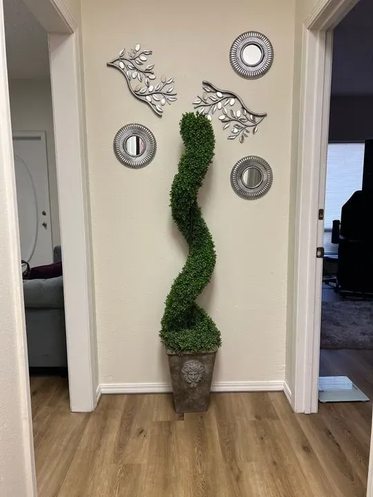 https://cdn.salonspotlight.com/photos/0wJqFroiMkxN30NshF2f/025d7d91-6a4a-4fa8-8758-97e211b772ca_720x720